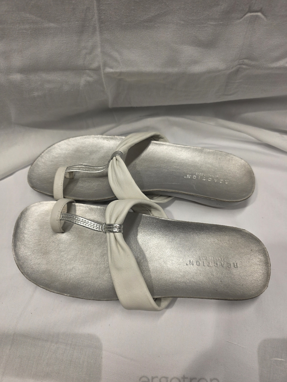 Reaction Kenneth Cole, Silver & white Women's slide Sandals, toe loop.